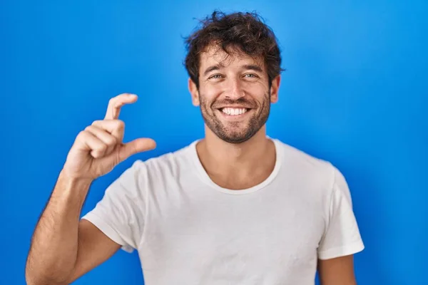 Hispanic Young Man Standing Blue Background Smiling Confident Gesturing Hand — 图库照片
