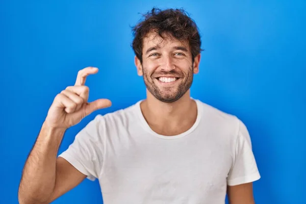 Hispanic Young Man Standing Blue Background Smiling Confident Gesturing Hand — ストック写真