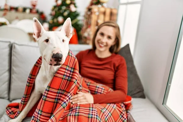 Beyaz Bir Kadın Gülerek Evde Köpekle Oturuyor Noel Ağacı Yanında — Stok fotoğraf
