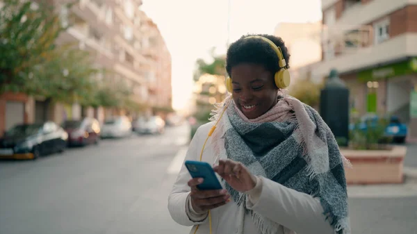 Mladý Africký Američan Žena Usměvavý Jistý Poslech Hudby Pomocí Smartphone — Stock fotografie