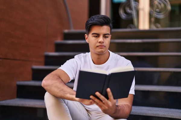 Jonge Latijns Amerikaanse Man Die Boek Leest Zittend Trap Straat — Stockfoto