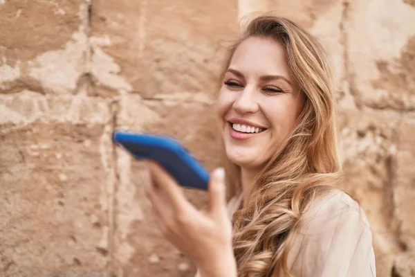 Jong Blond Vrouw Glimlachen Zelfverzekerd Praten Smartphone Park — Stockfoto