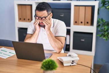 Genç İspanyol iş adamı ofiste çalışırken strese girdi