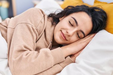 Genç İspanyol kadın yatak odasında uyuyor.