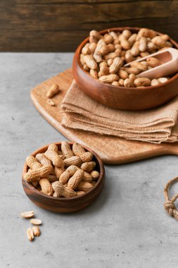 Beton bir yüzeyde kasede bir avuç fıstık.