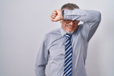 İspanyol iş adamı, gri saçlı, gözlüklü, gözleri kollarıyla kaplayan neşeli ve komik gülümseyen. kör kavram. 