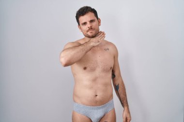 İspanyol asıllı genç adam iç çamaşırsız, boğazını bıçak niyetine kesiyor, saldırganlığı şiddetle tehdit ediyor. 