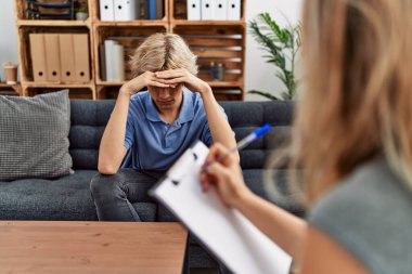 Psikoloji kliniğinde kanepede oturan genç sarışın hasta strese girdi.