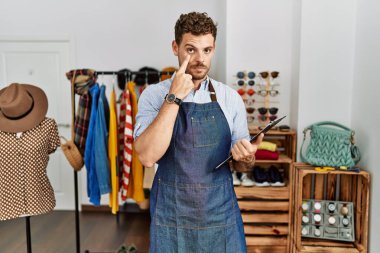 Perakende mağazasında müdür olarak çalışan yakışıklı genç adam senin hareketlerini ve şüpheli ifadeni izliyor. 