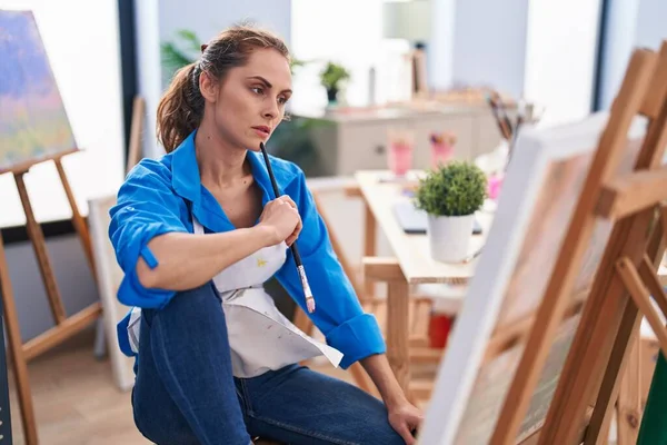 Young Woman Artist Looking Draw Doubt Expression Art Studio —  Fotos de Stock