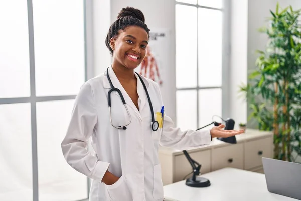 Afrikaans Amerikaanse Vrouw Dragen Arts Uniform Doen Welkomstgebaar Met Hand — Stockfoto