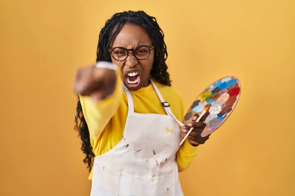 Mujer Africana Sosteniendo Paleta Pintores Señalando Disgustada Frustrada Cámara Enojada —  Fotos de Stock