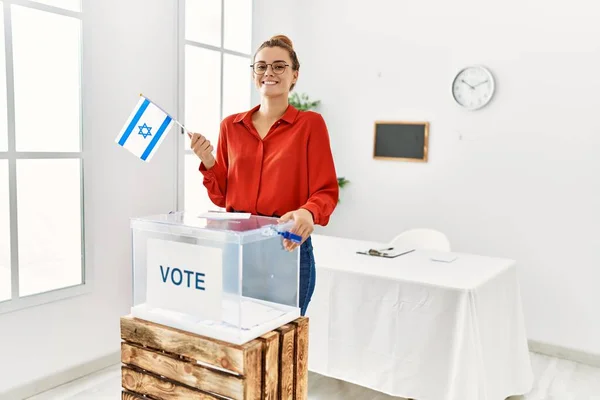 Jovem Morena Votando Colocando Envelop Urna Segurando Bandeira Israel Olhando — Fotografia de Stock