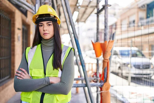 若いです美しいですヒスパニック女性建築家立ってとともに腕交差ジェスチャーで通り — ストック写真