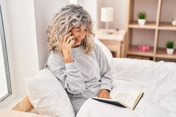 Middle Age Woman Talking Smartphone Sitting Bed Bedroom — Stock Photo, Image