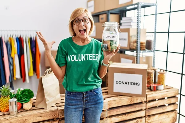 Mulher Loira Meia Idade Vestindo Camiseta Voluntária Segurando Dinheiro Caridade — Fotografia de Stock