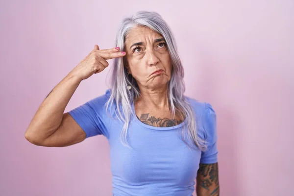 Mujer Mediana Edad Con Tatuajes Pie Sobre Fondo Rosa Disparando — Foto de Stock