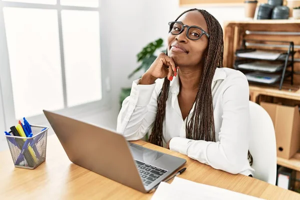 Junge Afrikanisch Amerikanische Geschäftsfrau Lächelt Glücklich Bei Der Arbeit Büro — Stockfoto
