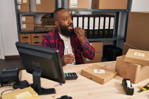 Молодой Африканский Американец Бизнесмен Электронной Коммерции Принимает Таблетки Офисе — стоковое фото