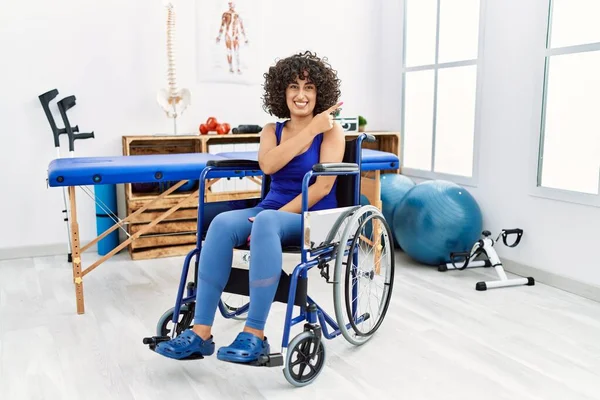 Fizyoterapi Kliniğinde Tekerlekli Sandalyede Oturan Genç Bir Kadın Yüzünde Kocaman — Stok fotoğraf