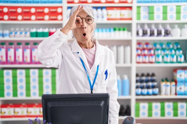 Middle Age Woman Tattoos Working Pharmacy Drugstore Doing Gesture Shocked — Stock Photo, Image