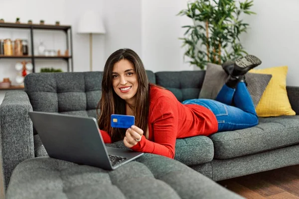 Молода Жінка Допомогою Ноутбука Кредитної Картки Лежить Дивані Вдома — стокове фото