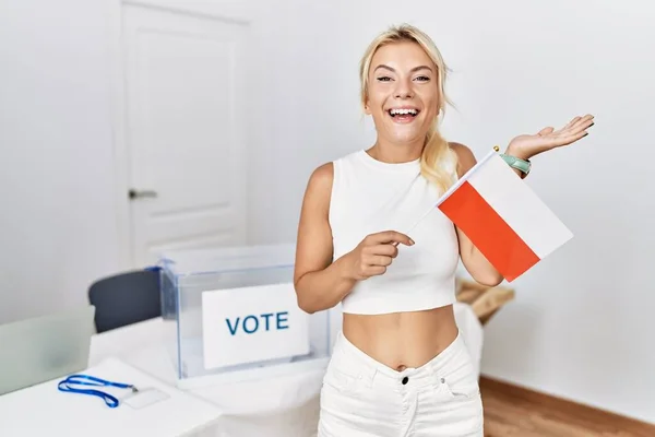 Mujer Caucásica Joven Las Elecciones Campaña Política Con Bandera Polonia —  Fotos de Stock