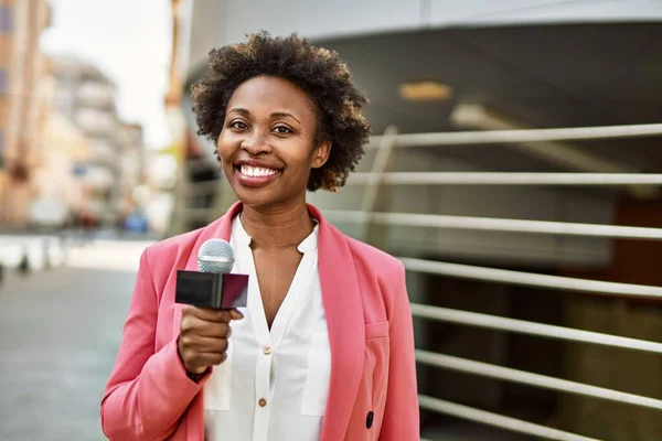 Mladá Africká Americká Novinářka Držící Reportérský Mikrofon Mluvící Usmívající Kamery — Stock fotografie