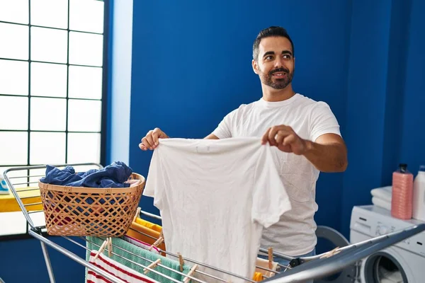 Ung Latinamerikansk Man Ler Säker Hängande Kläder Klädstreck Tvättstuga — Stockfoto