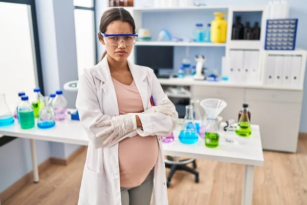 Mladá Těhotná Žena Pracující Vědecké Laboratoři Skeptická Nervózní Nesouhlasící Výraz — Stock fotografie