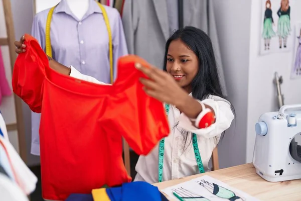Jovem Mulher Bonita Alfaiate Sorrindo Confiante Segurando Shirt Loja Alfaiate — Fotografia de Stock