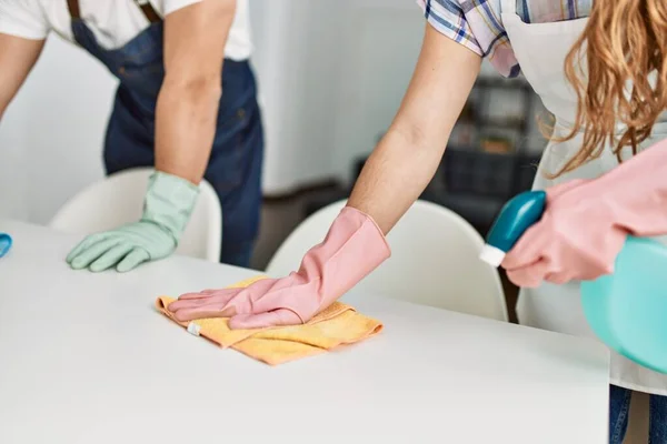 Paar Schoonmaaktafels Thuis — Stockfoto