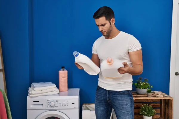 Çamaşır Odasında Deterjan Şişesi Tutan Genç Bir Spanyol — Stok fotoğraf