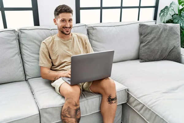 Evde Dizüstü Bilgisayar Kullanarak Gülümseyen Genç Bir Spanyol — Stok fotoğraf
