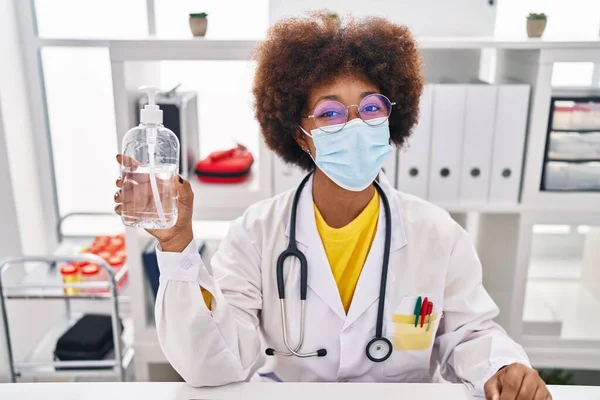 Doktor Üniforması Giyen Sağlık Maskesi Takan Afrikalı Amerikalı Kadın Klinikte — Stok fotoğraf