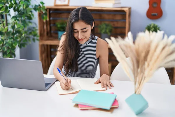 Joven Chica Hispana Sonriendo Confiada Estudiando Casa — Foto de Stock