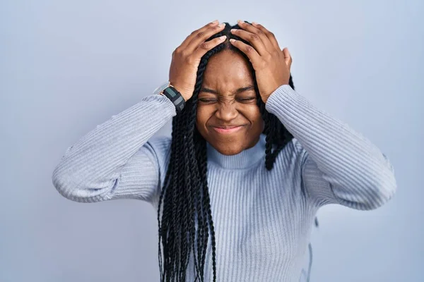 Африканская Американка Стоящая Синем Фоне Страдает Головной Боли Отчаянии Стрессе — стоковое фото