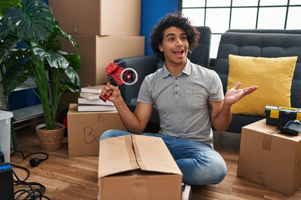 Hispanic Man Curly Hair Moving New Home Closing Cardboard Box — Stock Photo, Image