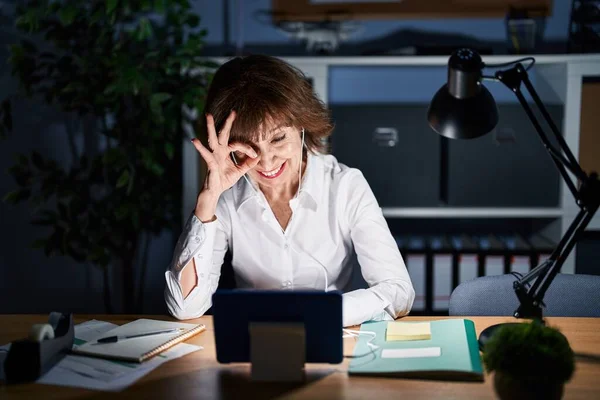 Mujer Mediana Edad Que Trabaja Oficina Por Noche Haciendo Buen —  Fotos de Stock