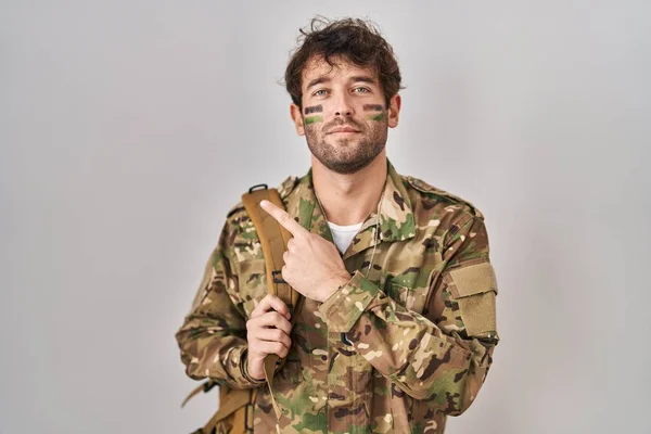 Jovem Hispânico Vestindo Uniforme Exército Camuflagem Apontando Com Dedo Mão — Fotografia de Stock