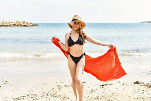 Kumsalda Bikini Giymiş Gülümseyen Genç Bir Cuacasian Kızı — Stok fotoğraf