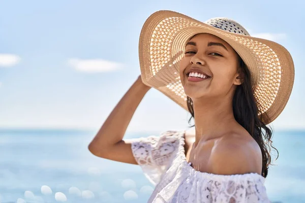 Young African American Woman Tourist Smiling Confident Wearing Summer Hat — ストック写真