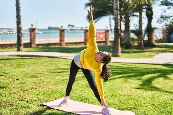 Mujer Afroamericana Joven Entrenando Ejercicio Yoga Parque — Foto de Stock