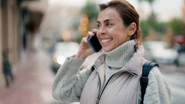 Középkorú Spanyol Mosolyog Magabiztos Beszél Okostelefonon Utcán — Stock Fotó