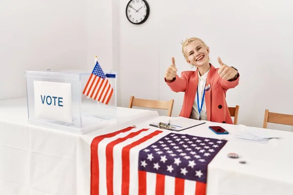 在政治竞选中工作的美丽的高加索女人赞成用手做积极的姿态 微笑着竖起大拇指 为成功感到高兴 优胜手势 — 图库照片