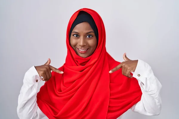 Jeune Femme Arabe Portant Écharpe Traditionnelle Islamique Hijab Regardant Confiant — Photo