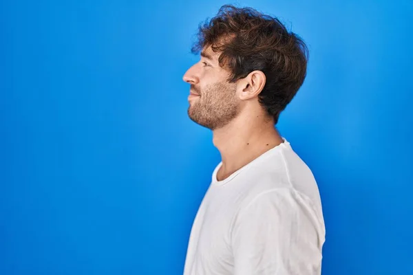 Hispanic Young Man Standing Blue Background Looking Side Relax Profile — Stock Photo, Image