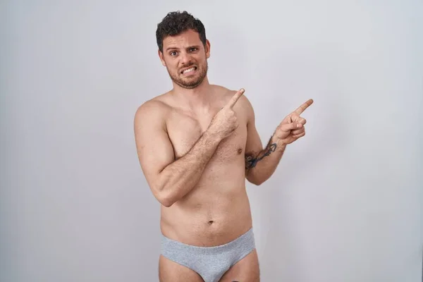 Ung Latinamerikansk Man Stående Skjorta Utan Underkläder Pekar Sidan Orolig — Stockfoto