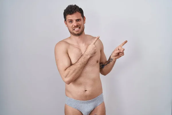 Jovem Hispânico Sem Camisa Vestindo Underware Apontando Para Lado Preocupado — Fotografia de Stock