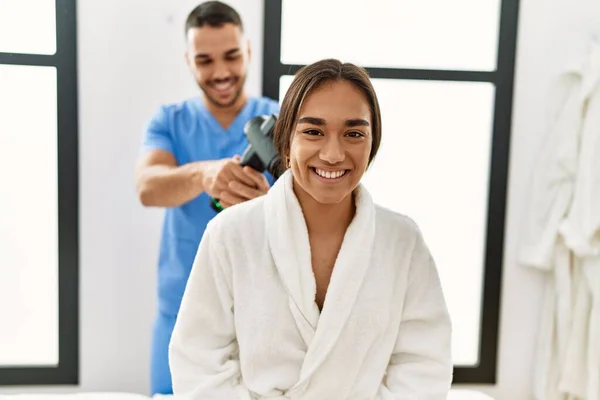 Lateinische Männer Und Frauen Physiotherapie Uniform Massieren Nacken Mit Perkussionspistole — Stockfoto